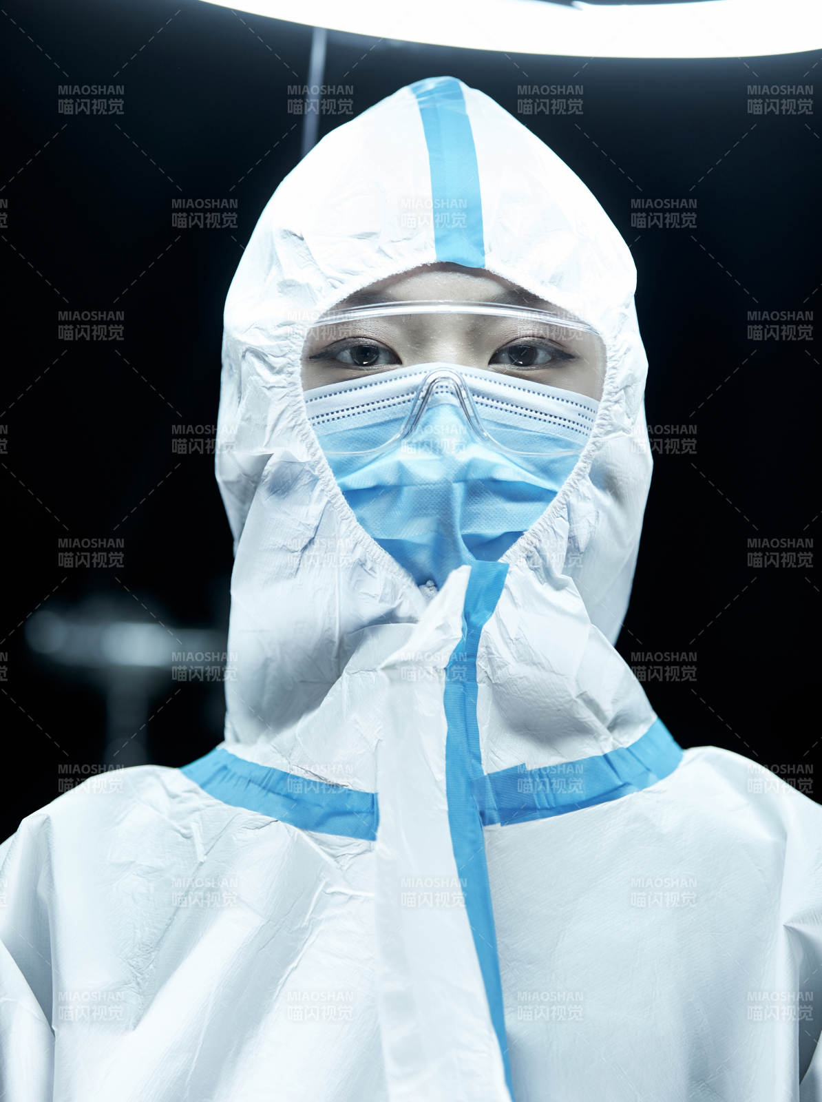 白色背景下手持病历夹的巡查医生人像图片