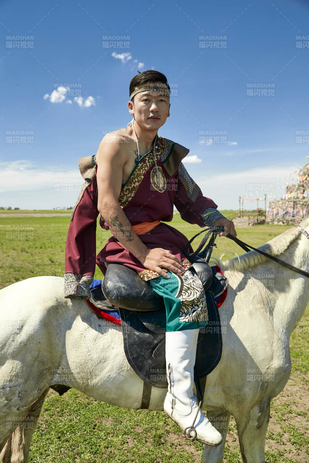 草原那达慕大会上骑着马的蒙古人图片