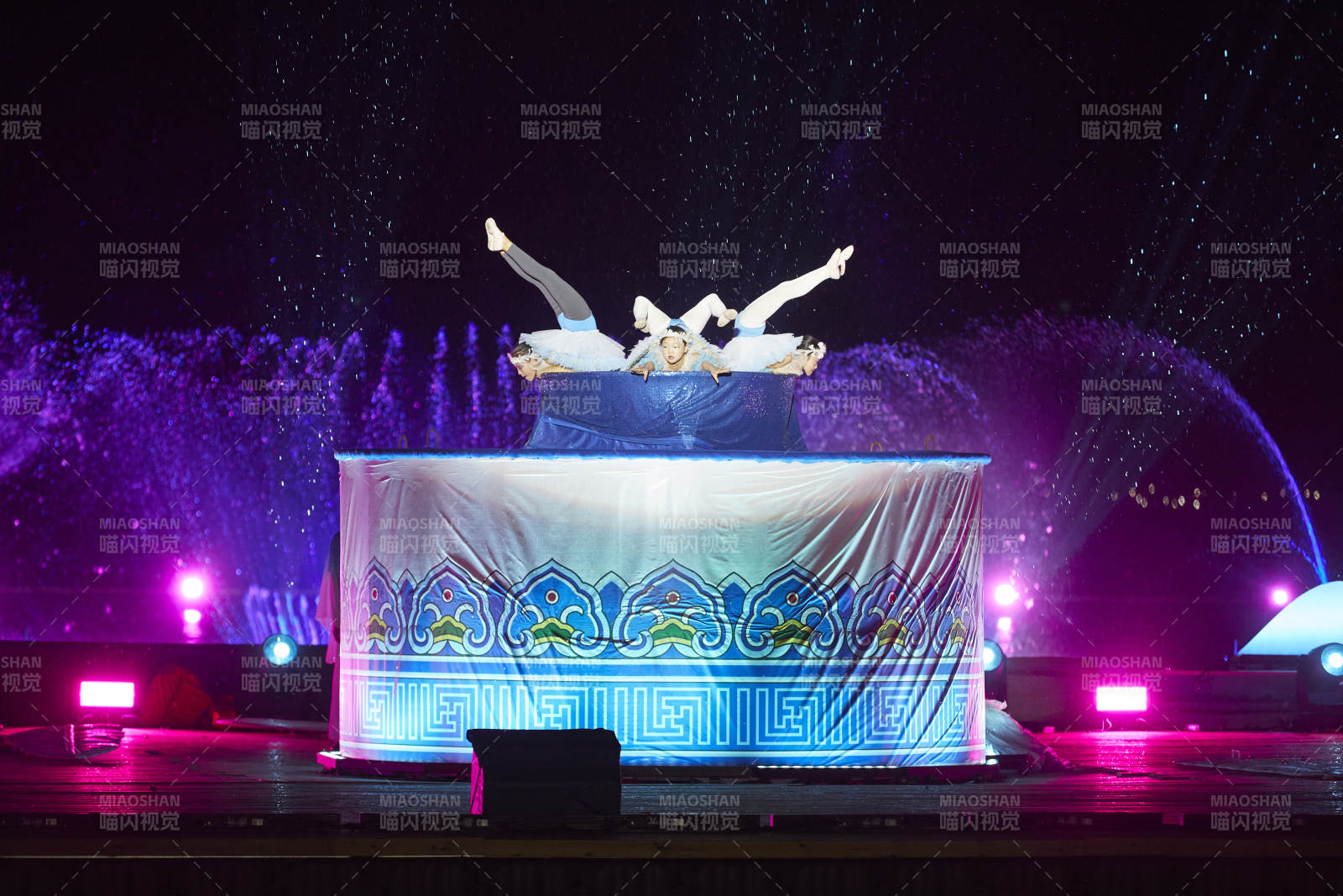 在水上舞台表演柔术的演员图片