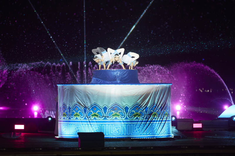 在水上舞台表演柔术的演员图片