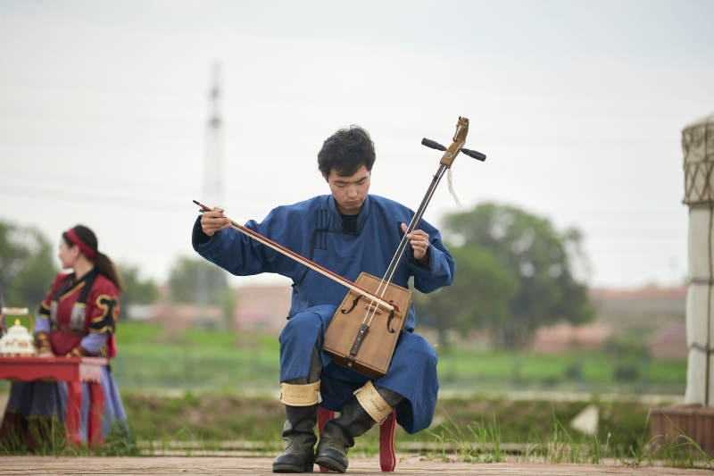 那达慕大会上的蒙古马头琴乐手图片