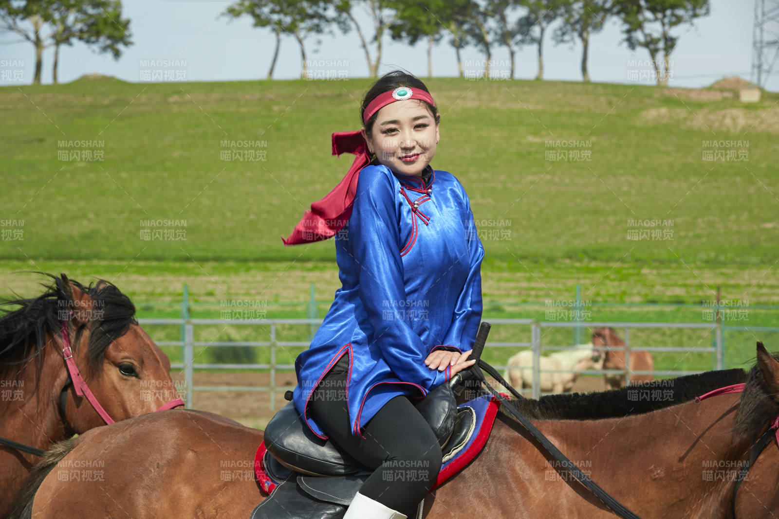 草原那达慕大会上骑着马的蒙古美女图片