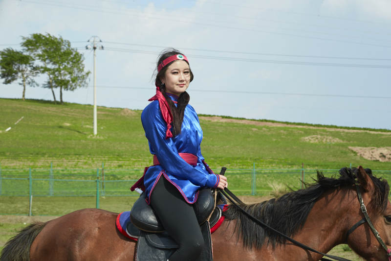 草原那达慕大会上骑着马的蒙古美女图片
