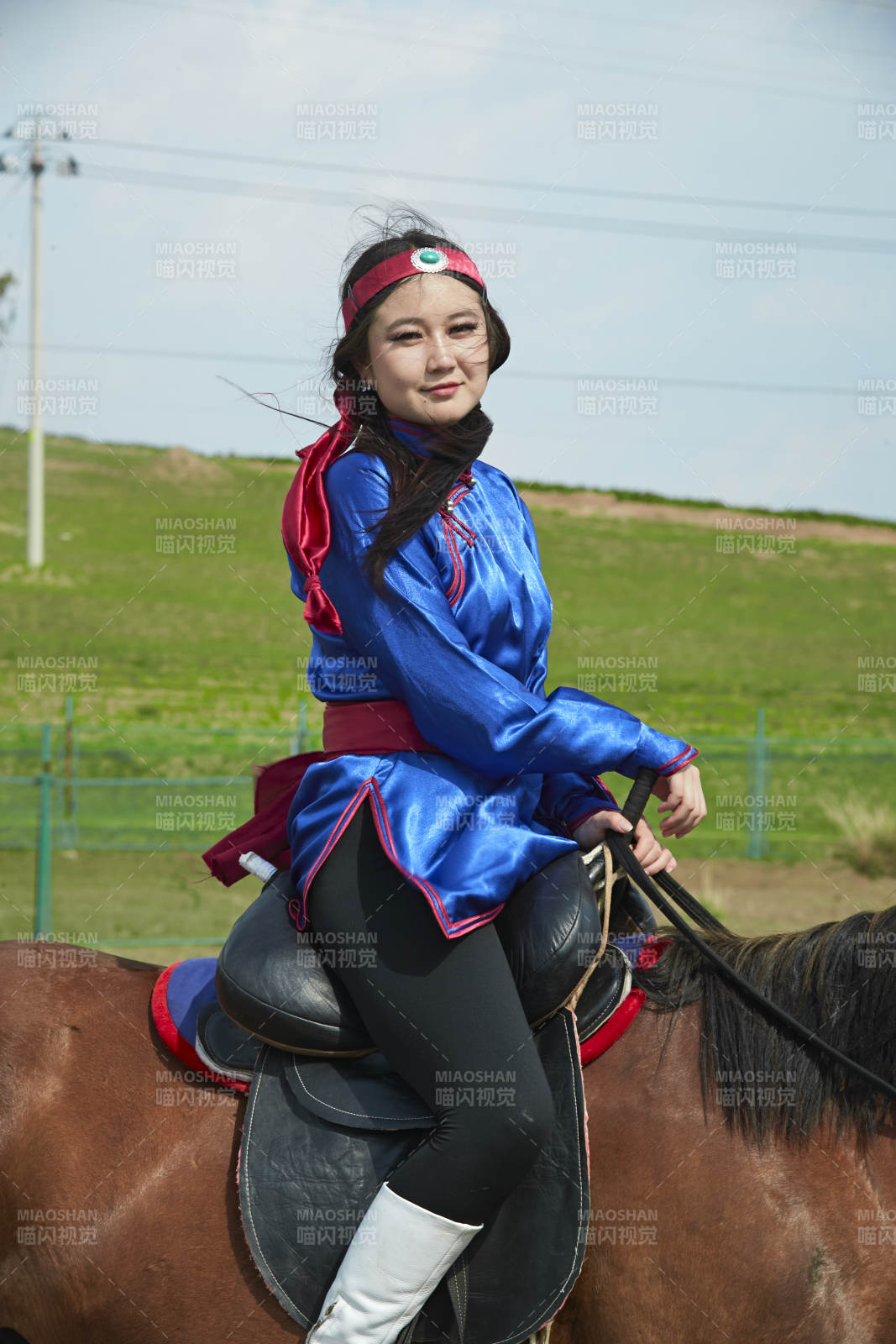 草原那达慕大会上骑着马的蒙古美女图片