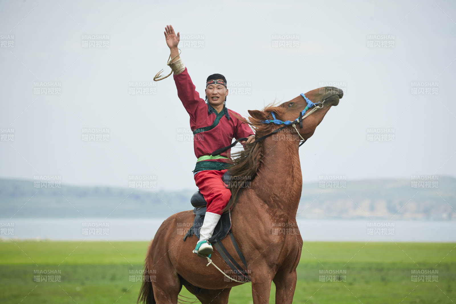 草原那达慕大会上骑着马的蒙古人图片