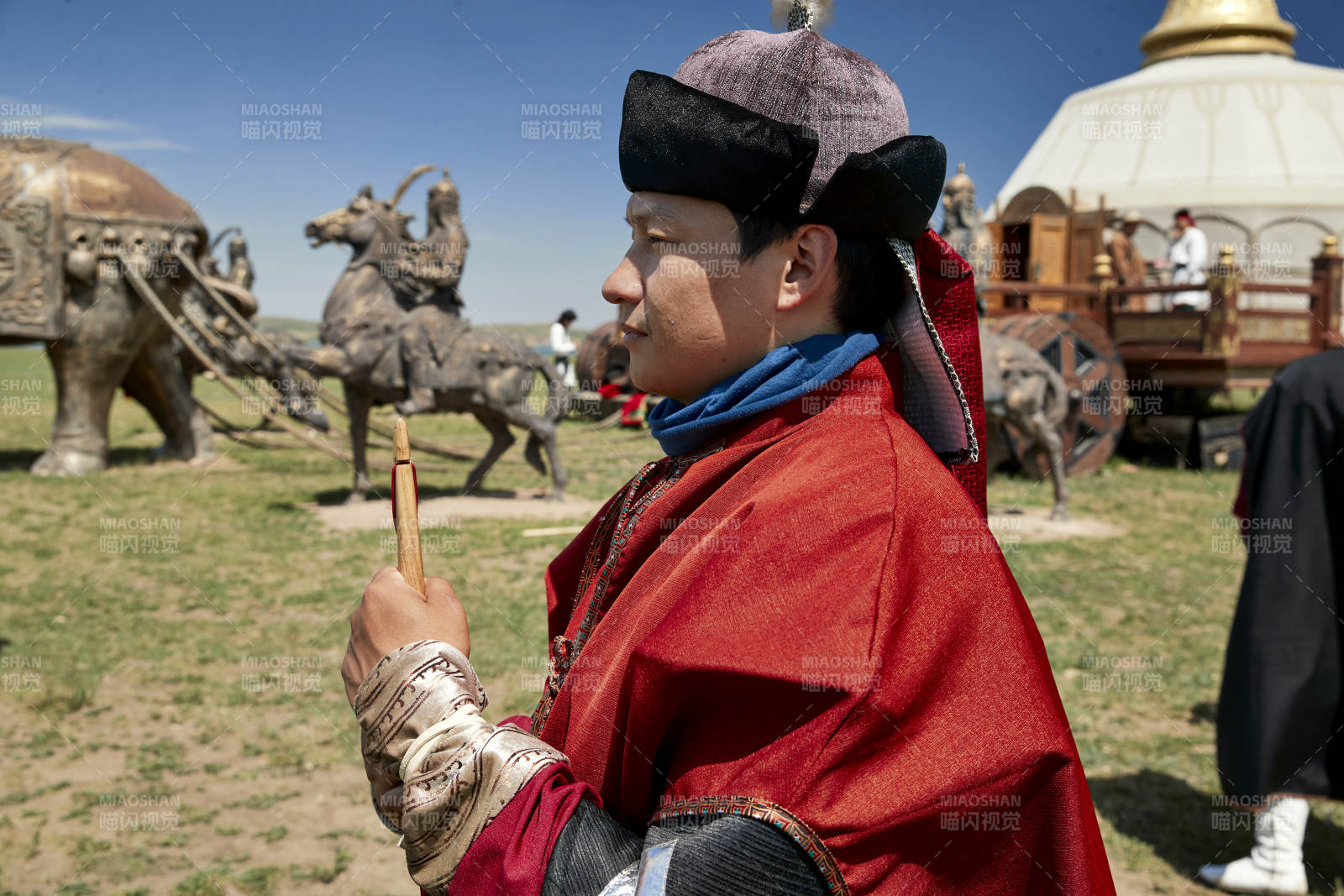 草原那达慕大会上的蒙古弓箭手图片