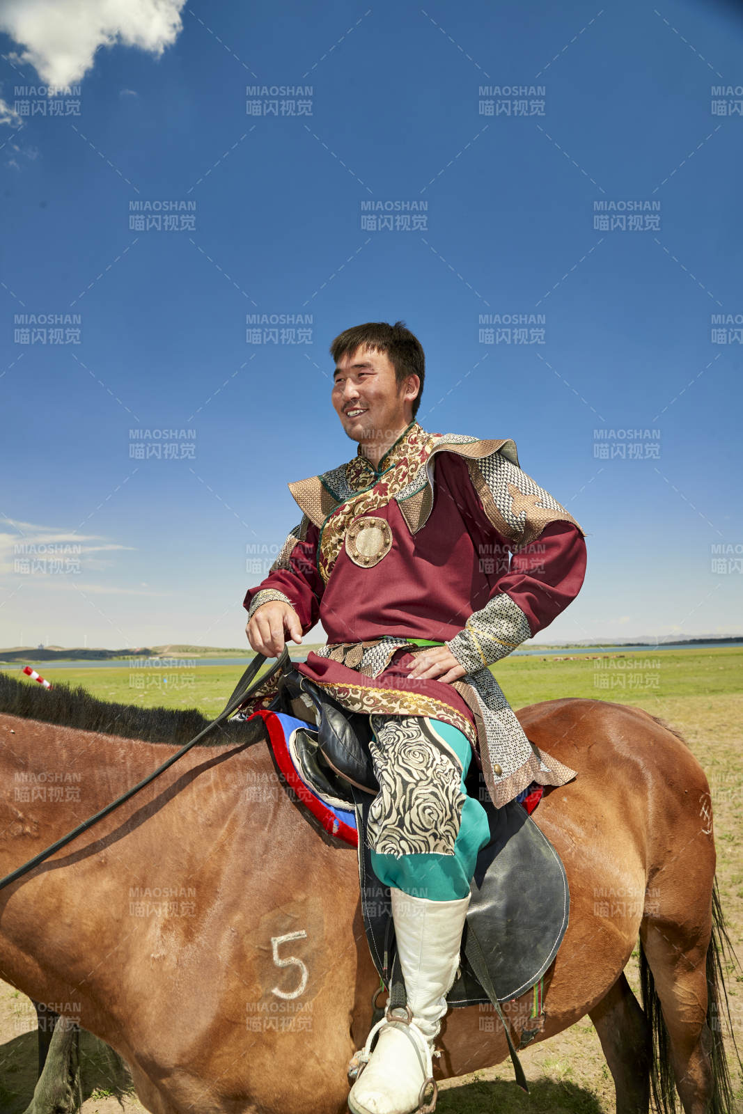 草原那达慕大会上骑着马的蒙古人图片