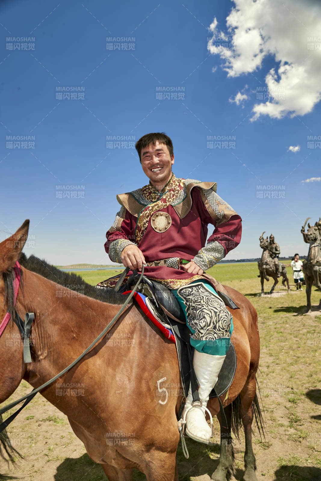 草原那达慕大会上骑着马的蒙古人图片