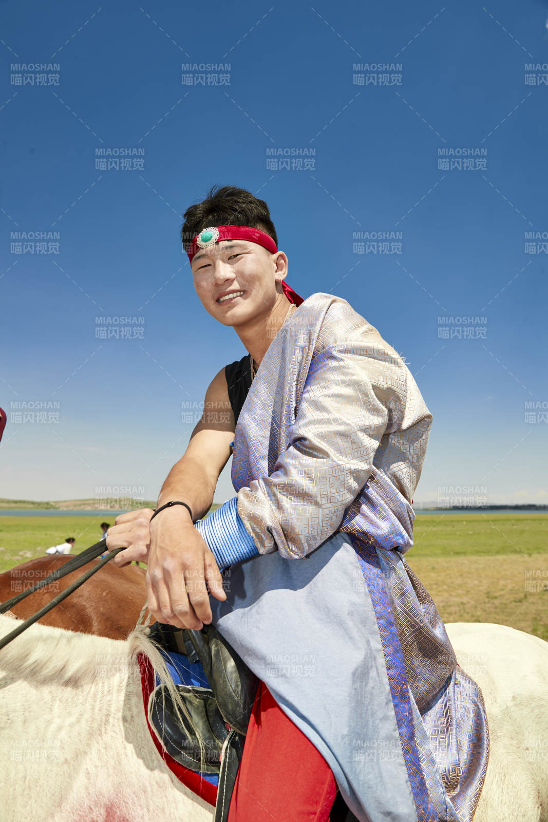 草原那达慕大会上骑着马的蒙古人图片