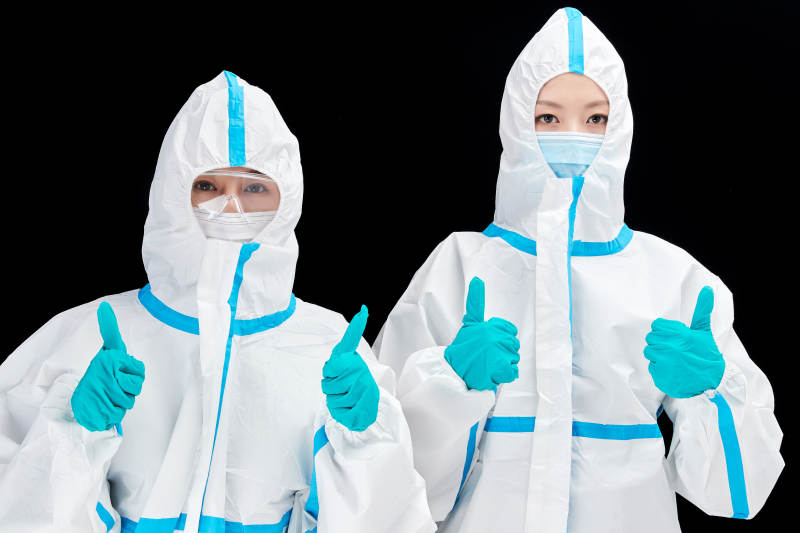 穿白色防护服佩戴护目镜口罩的防疫人员图片