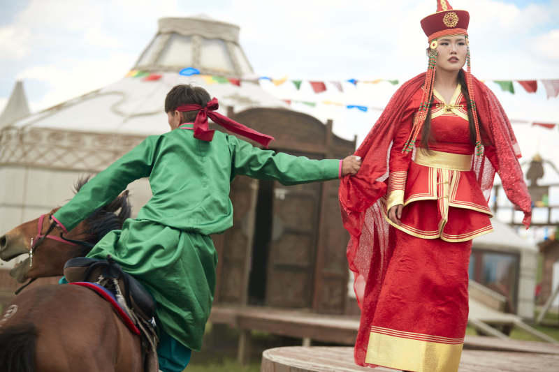 蒙族婚礼上表演抢亲的骑马汉子图片