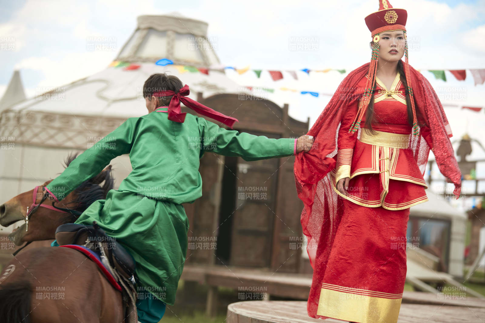 蒙族婚礼上表演抢亲的骑马汉子图片