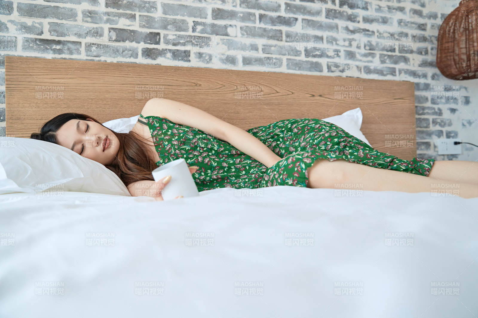 夏日午后在酒店客房休息的少女图片