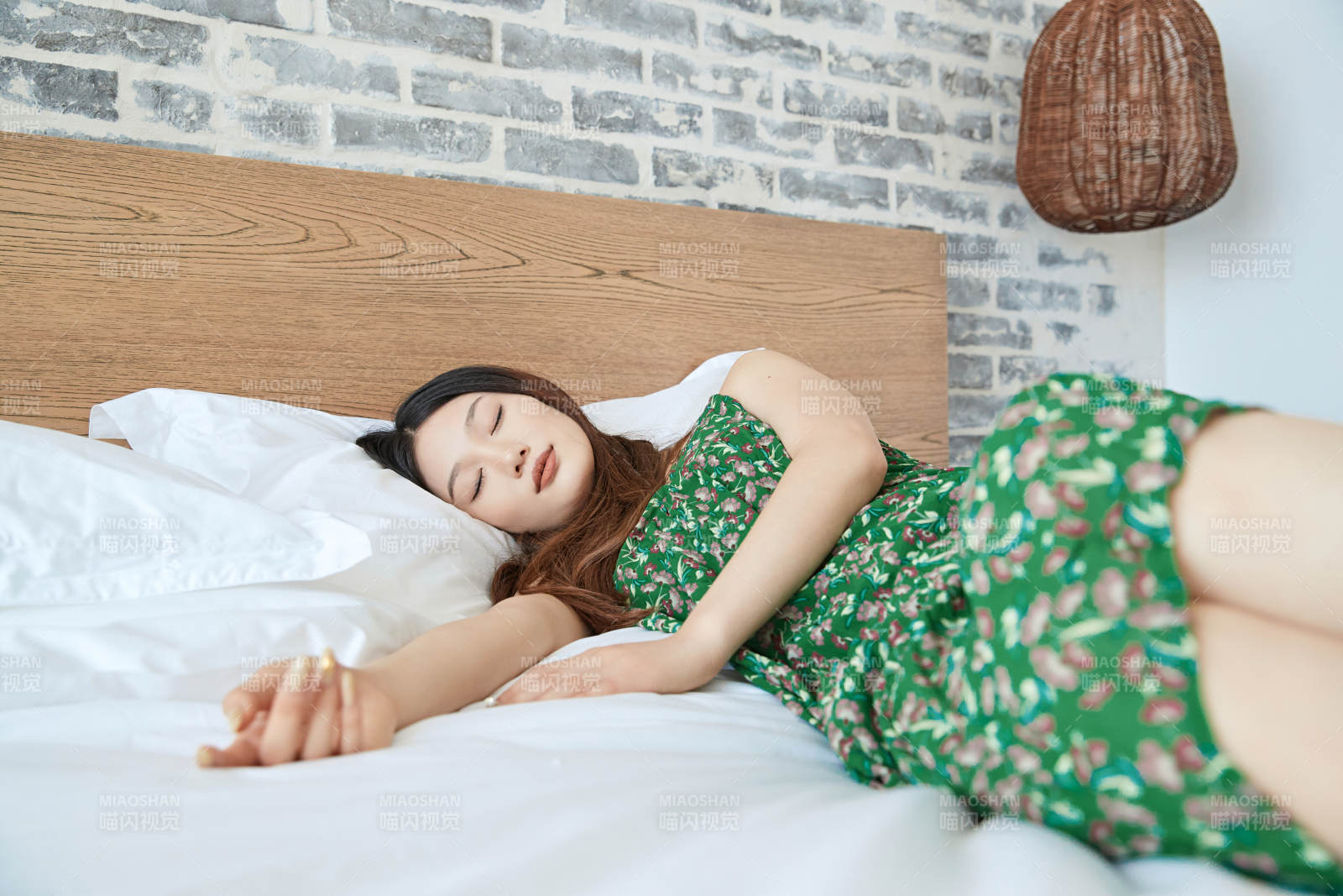 夏日午后在酒店客房休息的少女图片