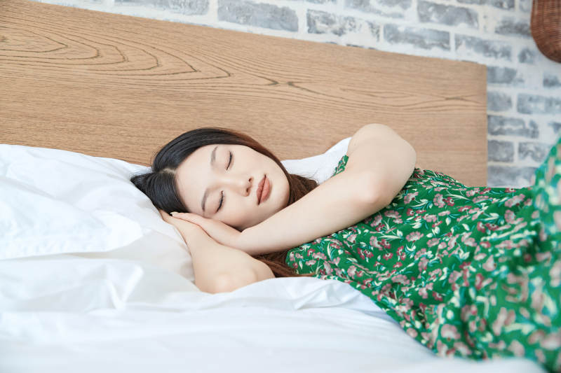 儿童客房内舒适休息的少女图片