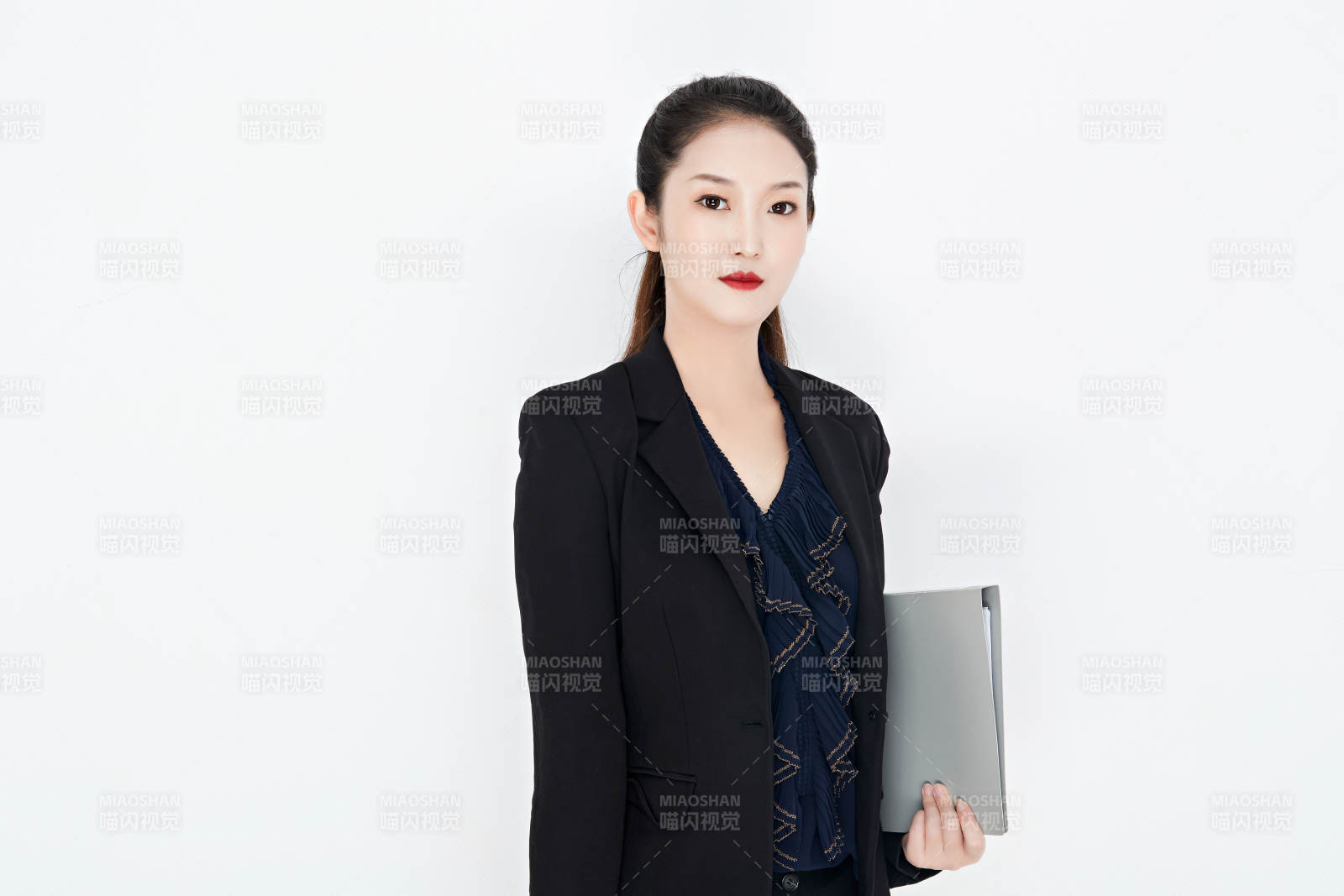 白色背景下的美丽商务女性肖像图片