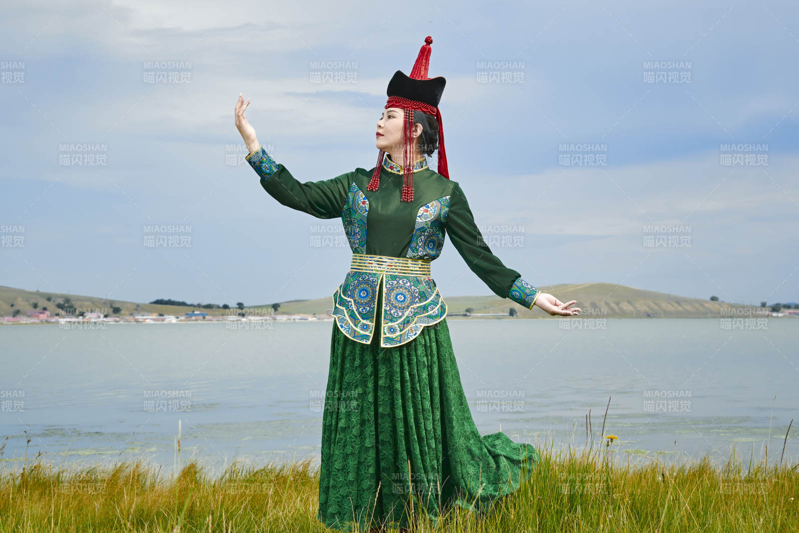 草原上身穿豪华蒙古族服饰的蒙族少女图片