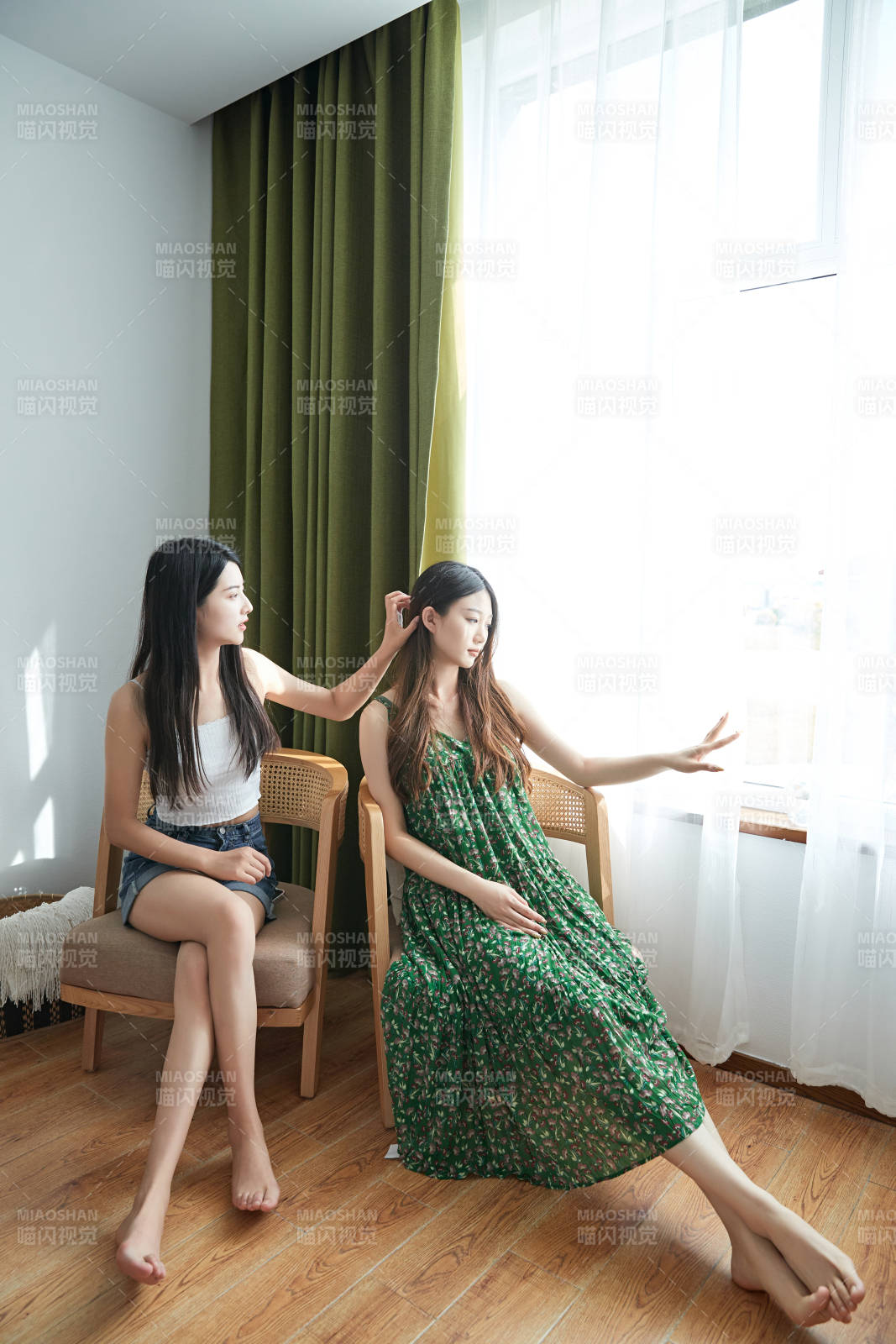 儿童客房内舒适休息的少女图片