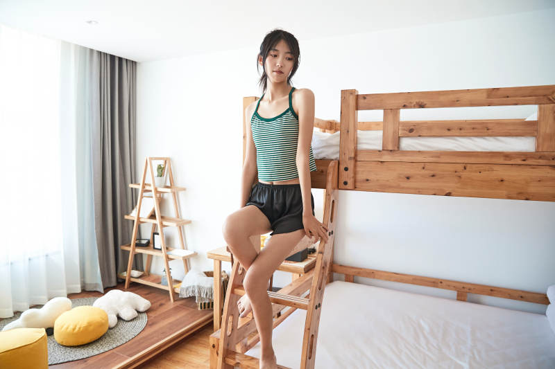 儿童客房内舒适休息的少女图片