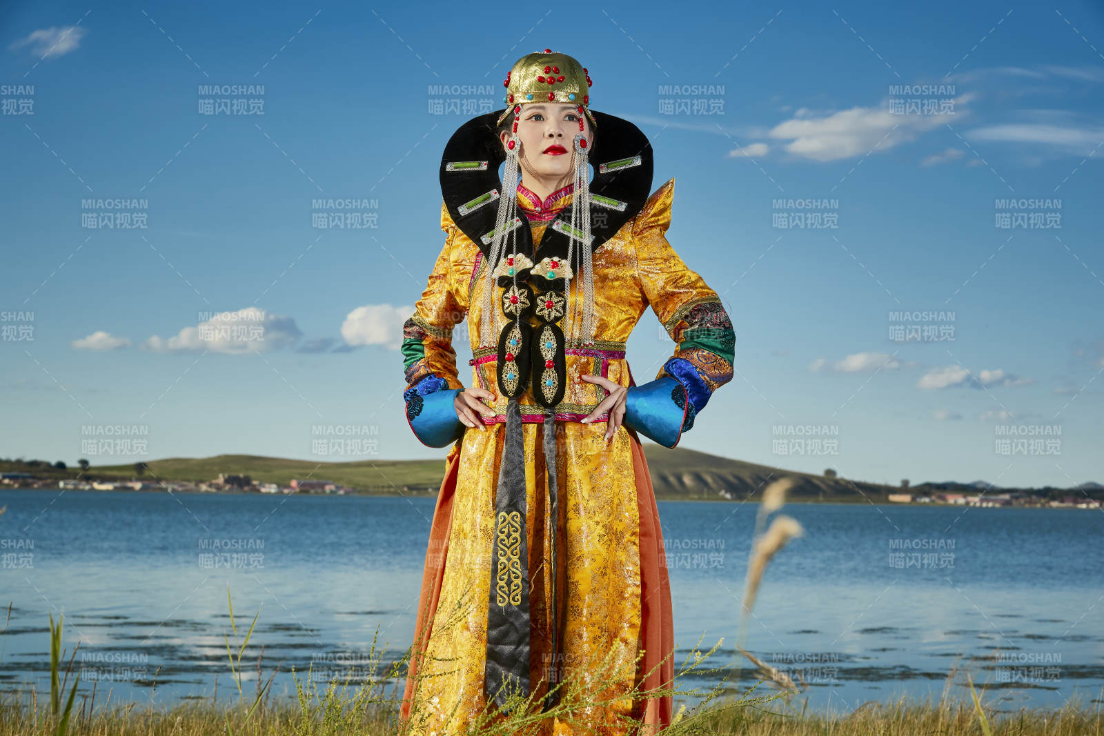 草原上身穿豪华蒙古族服饰的蒙族少女图片