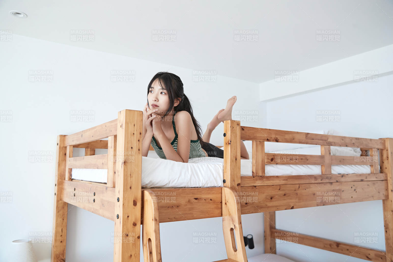 儿童客房内舒适休息的少女图片