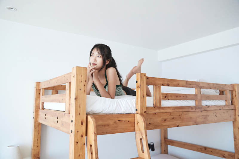 儿童客房内舒适休息的少女图片