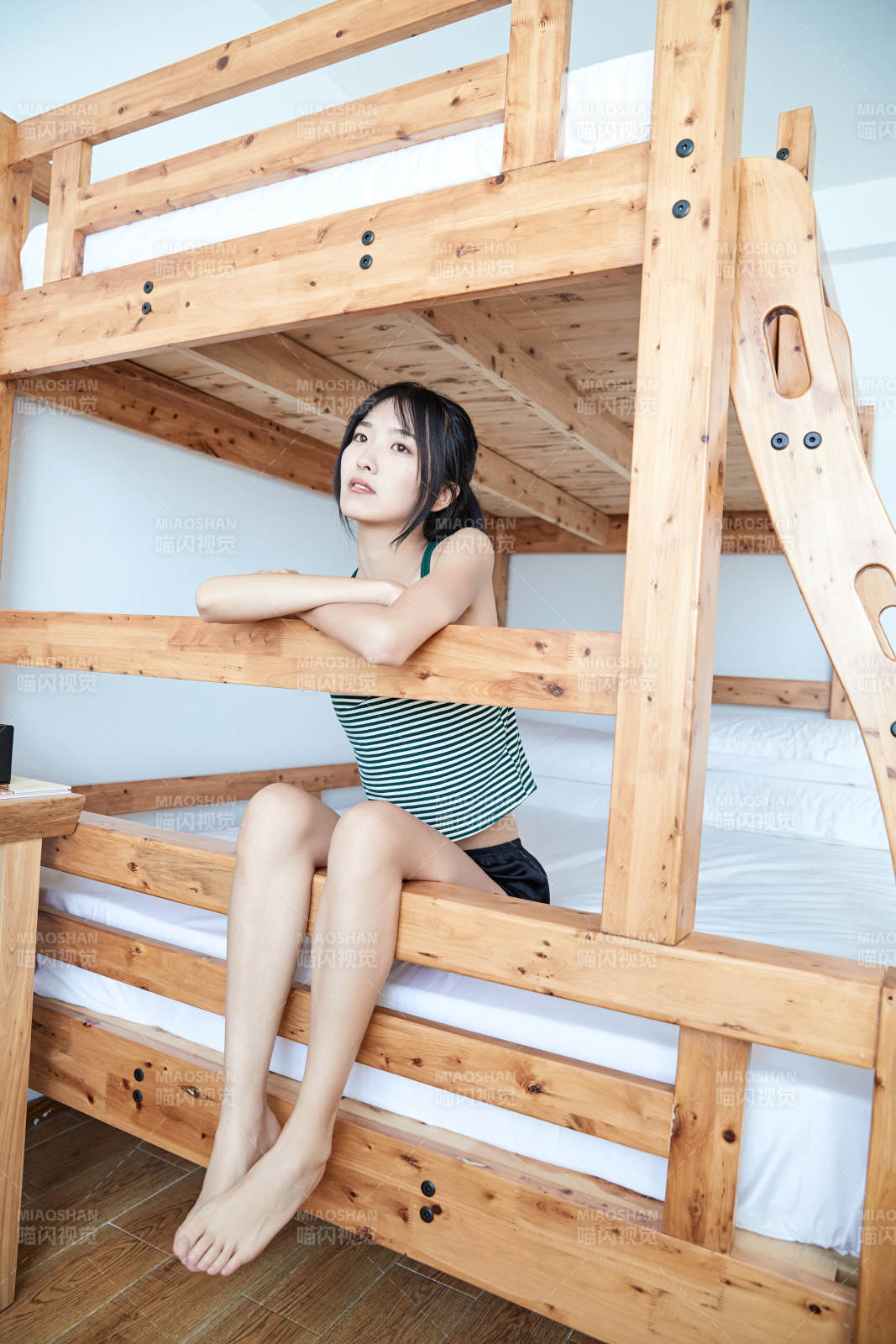 儿童客房内舒适休息的少女图片