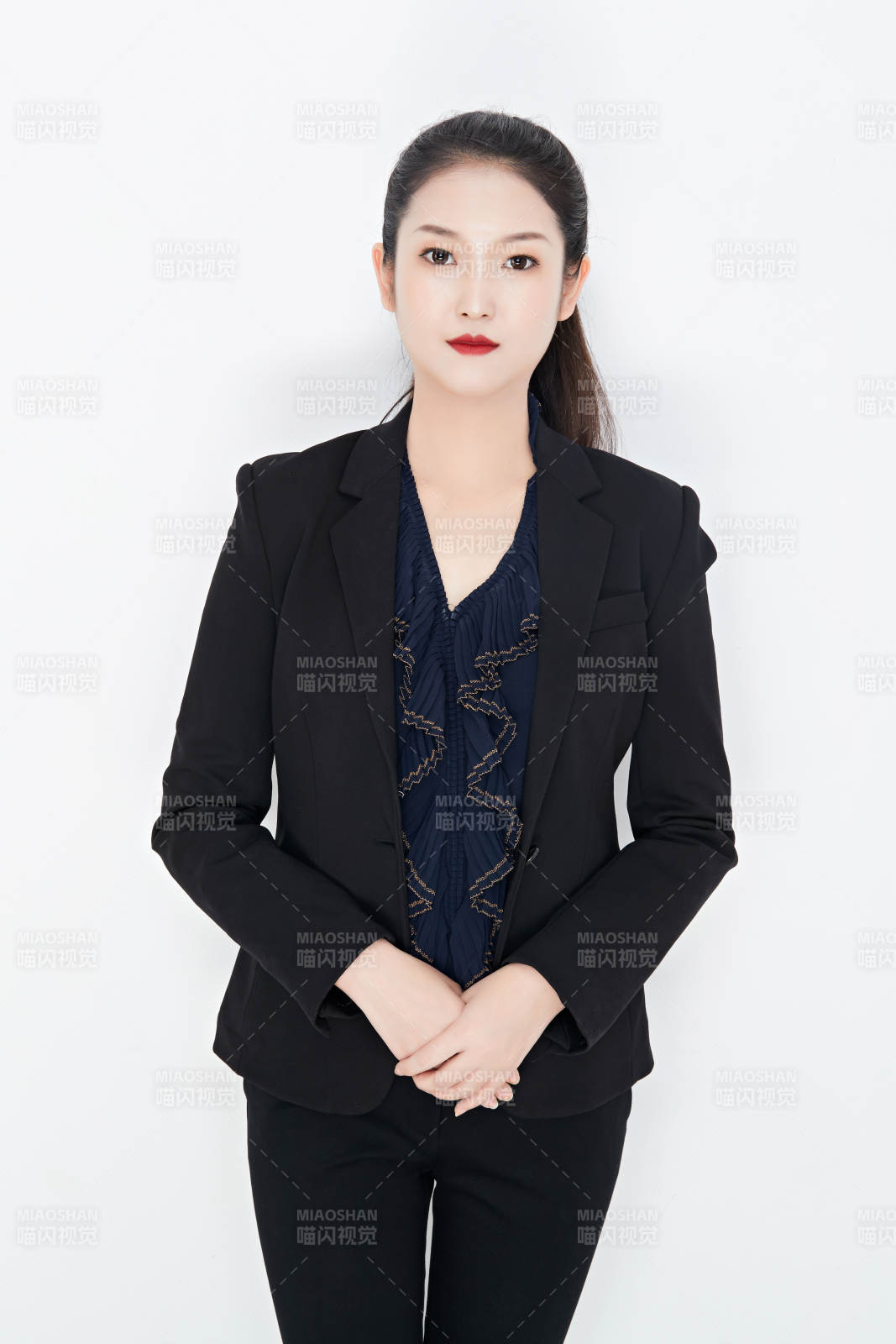 白色背景下的美丽商务女性肖像图片