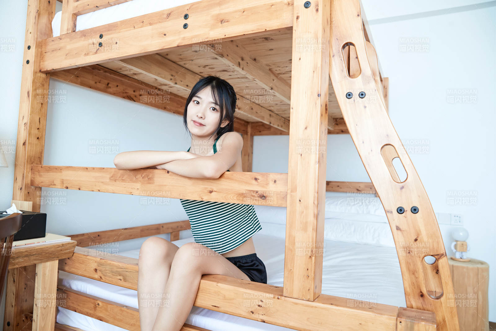 儿童客房内舒适休息的少女图片