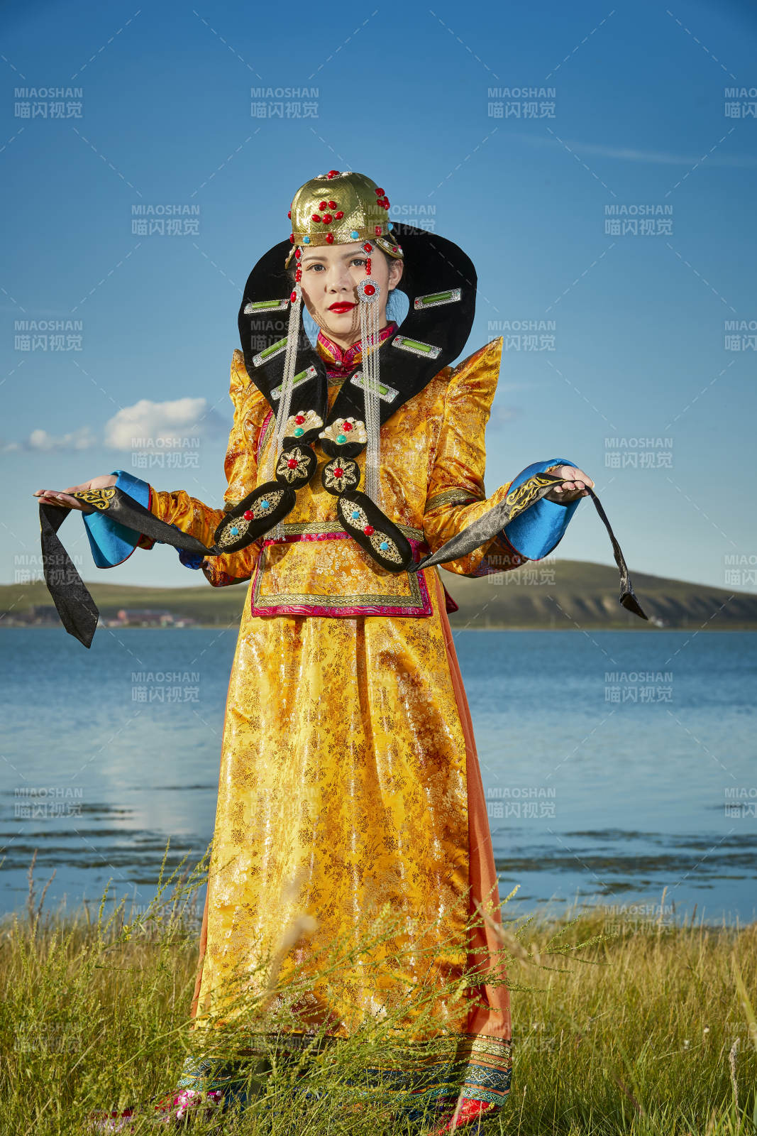 草原上身穿豪华蒙古族服饰的蒙族少女图片