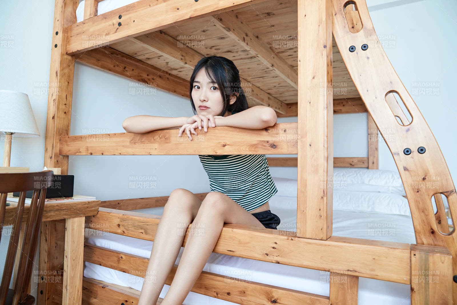 儿童客房内舒适休息的少女图片