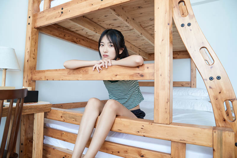 儿童客房内舒适休息的少女图片