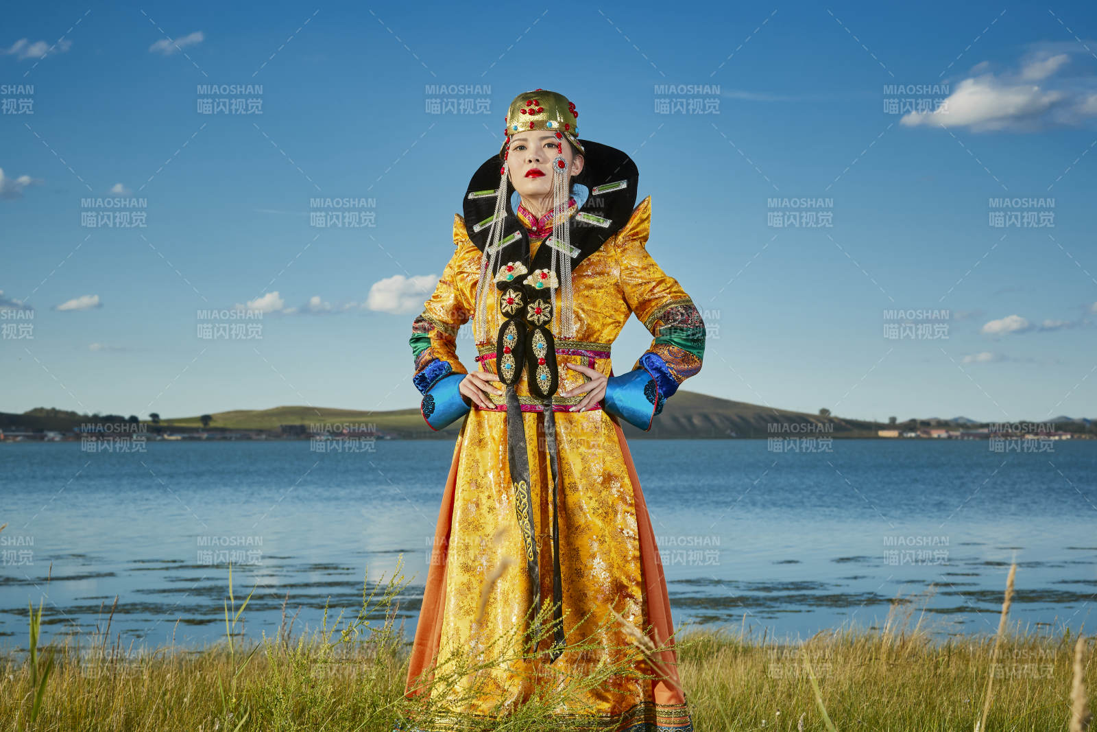 草原上身穿豪华蒙古族服饰的蒙族少女图片