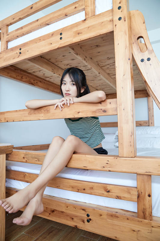 儿童客房内舒适休息的少女图片