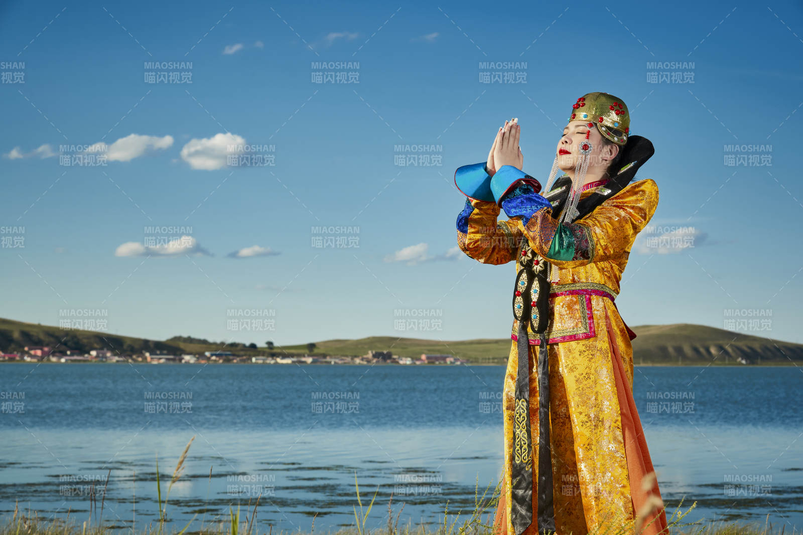 草原上身穿豪华蒙古族服饰的蒙族少女图片