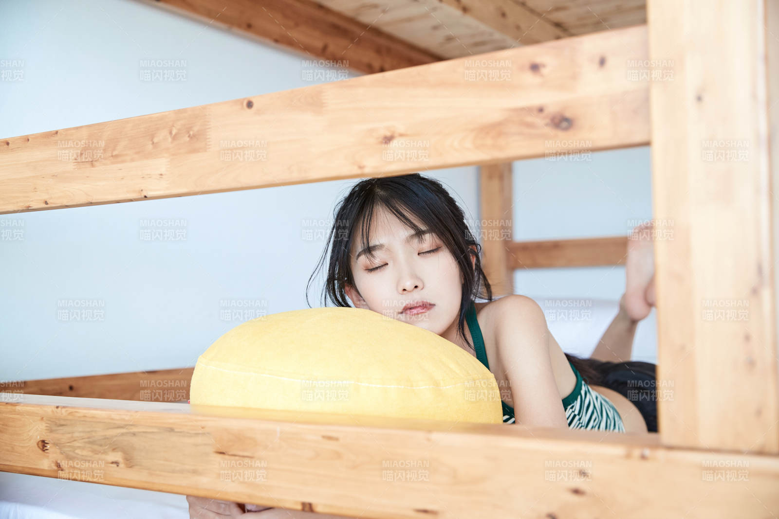 儿童客房内舒适休息的少女图片