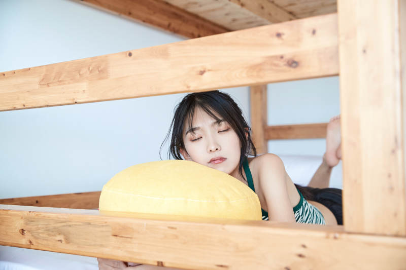 儿童客房内舒适休息的少女图片