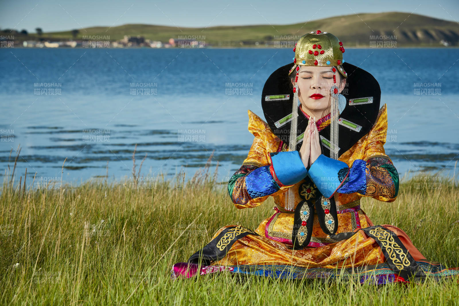 草原上身穿豪华蒙古族服饰的蒙族少女图片