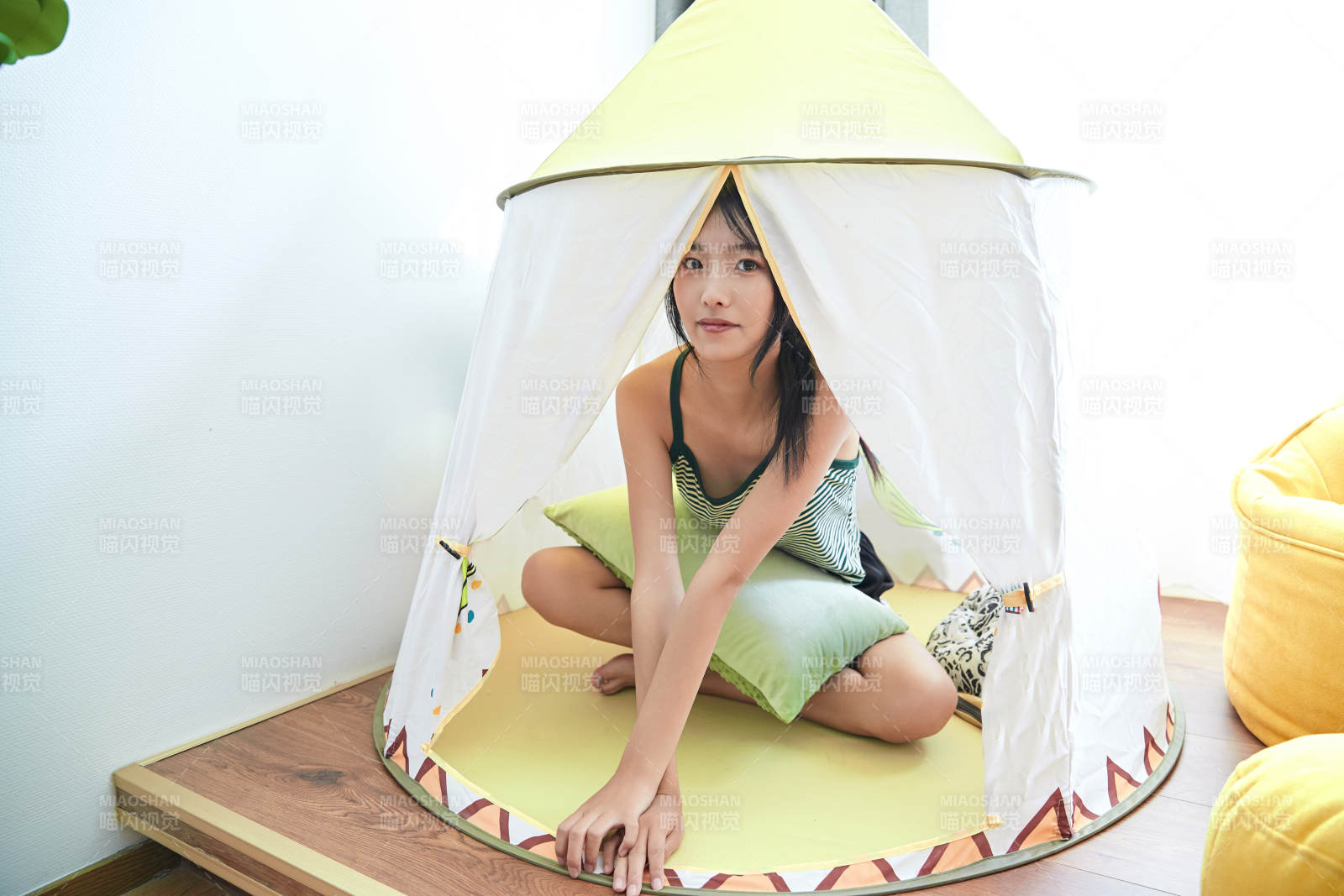 儿童客房内舒适休息的少女图片