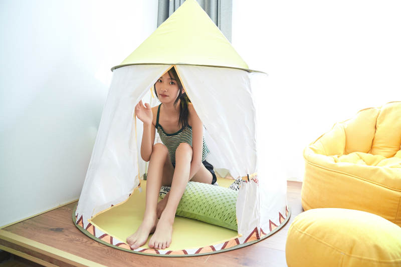 儿童客房内舒适休息的少女图片