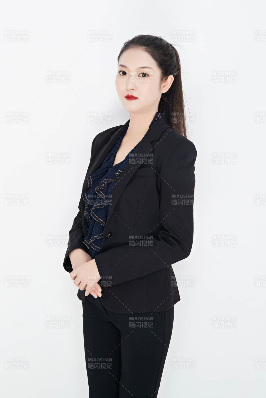 白色背景下的美丽商务女性肖像图片