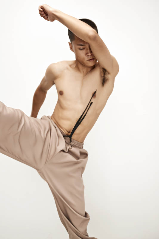 白色背景下演示自由搏击动作的亚洲功夫男性图片