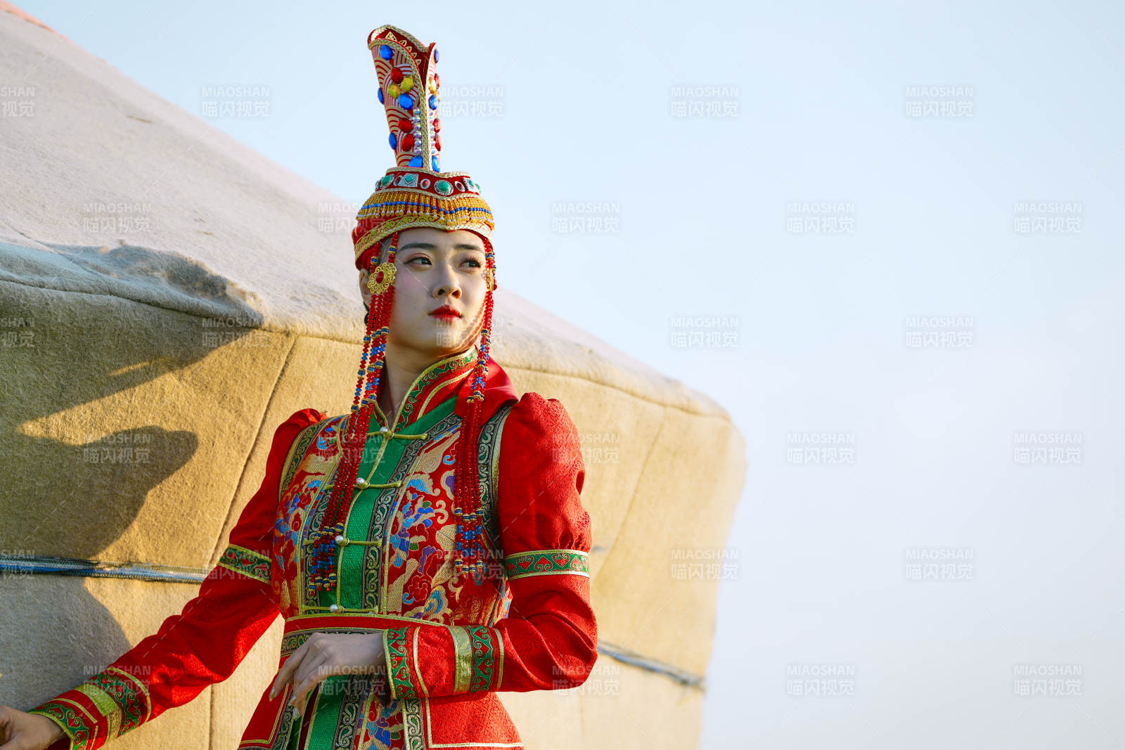 草原上穿着蒙古族传统服饰的亚洲年轻美少女图片