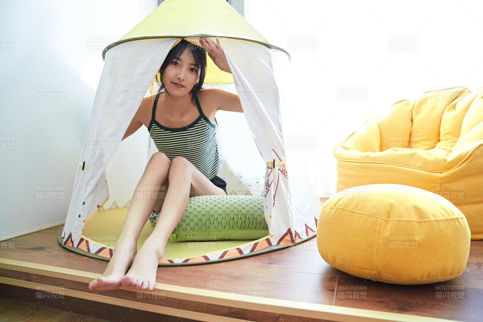 儿童客房内舒适休息的少女图片