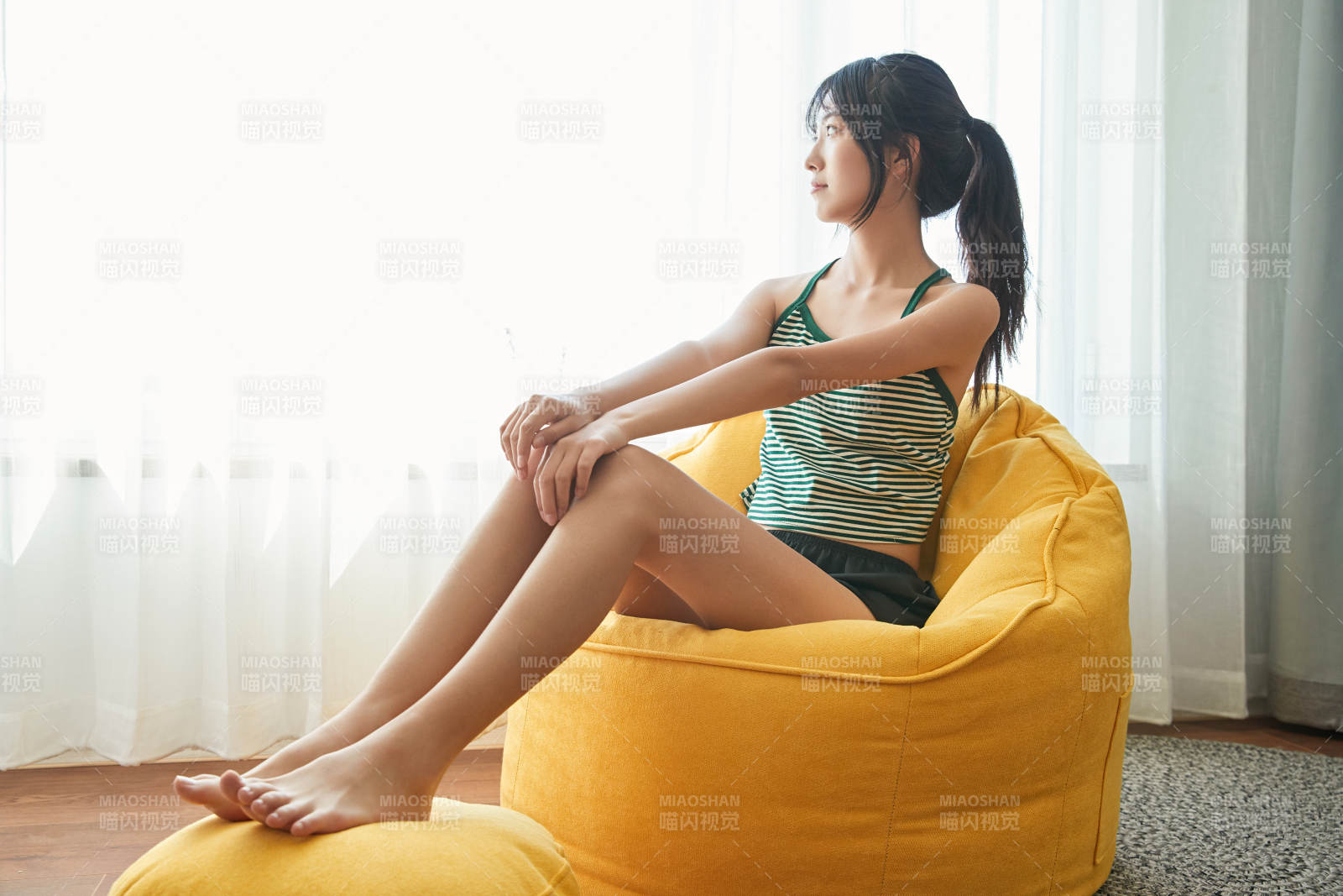 儿童客房内舒适休息的少女图片