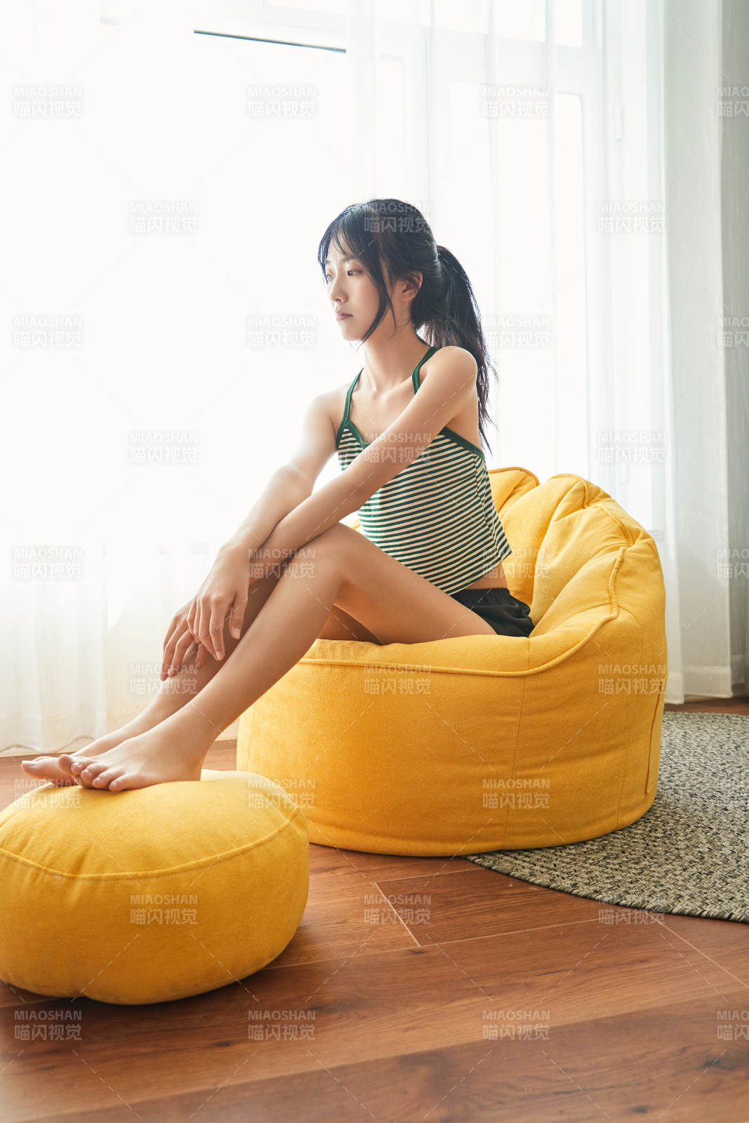 儿童客房内舒适休息的少女图片