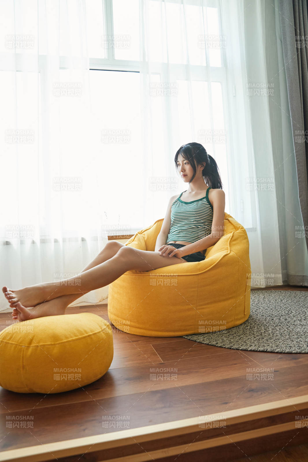 儿童客房内舒适休息的少女图片