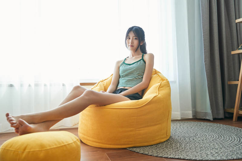 儿童客房内舒适休息的少女图片