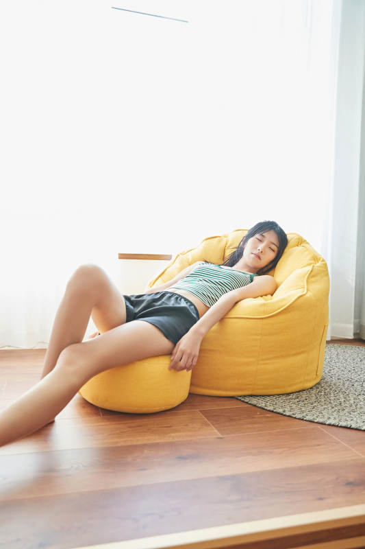 儿童客房内舒适休息的少女图片