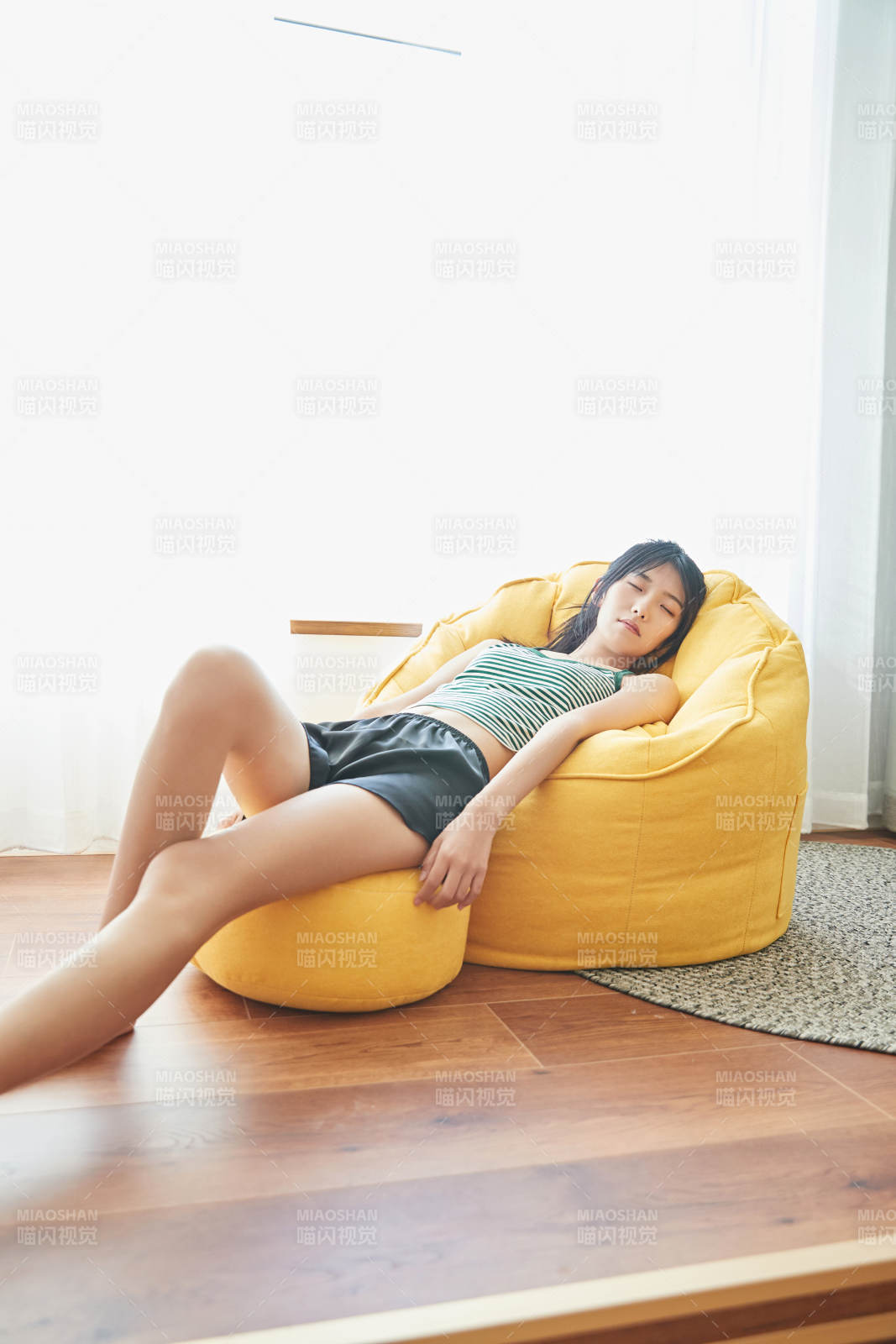 儿童客房内舒适休息的少女图片